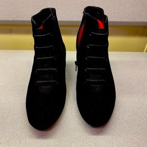 Black Sesto Muecci suede ankle booties